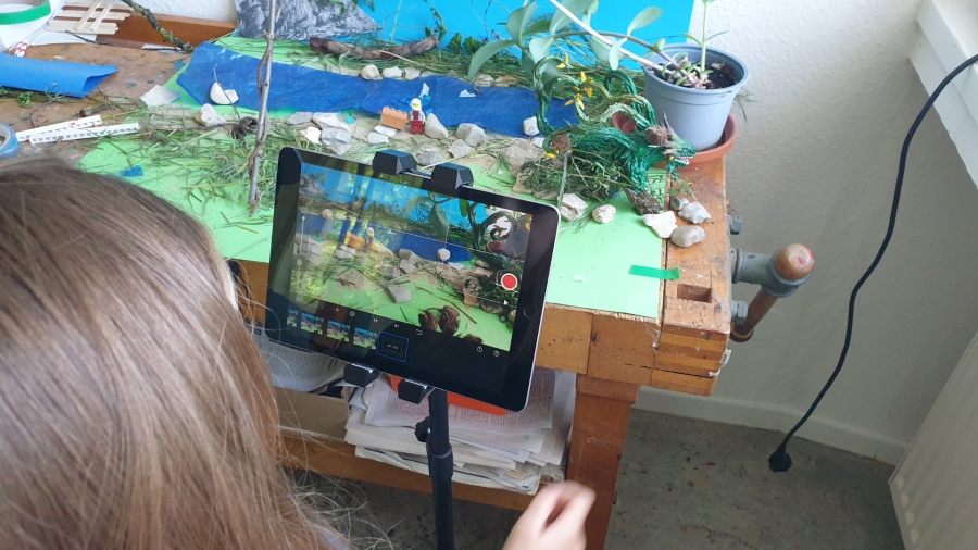 Aufnahme eines Trickfilms mit selbstgebastelter Kulisse. © Christoph Metzger